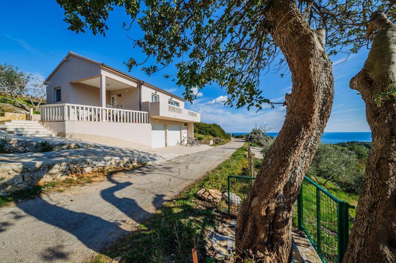 Villa Luana Vis Bagian luar foto