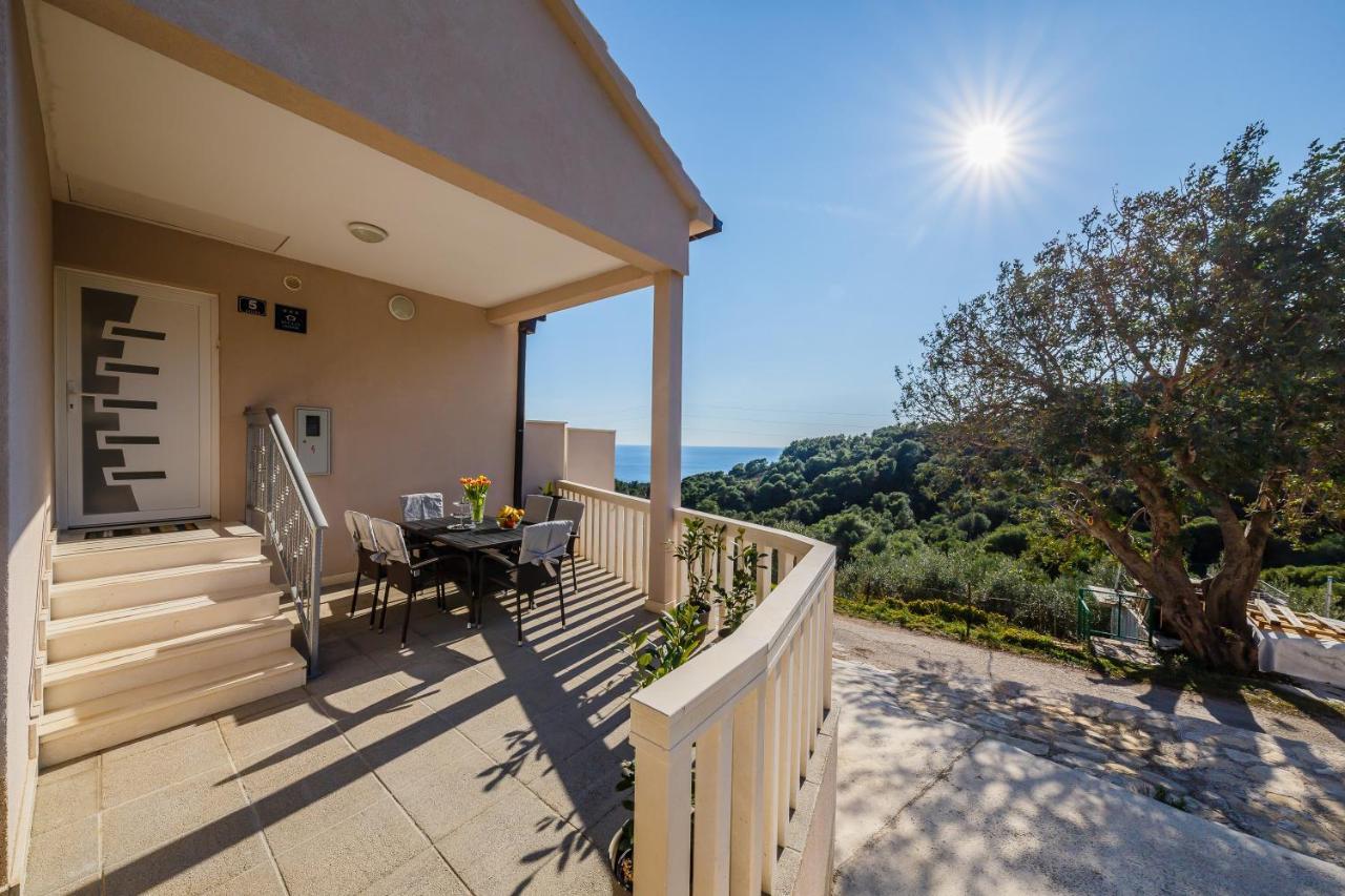 Villa Luana Vis Bagian luar foto