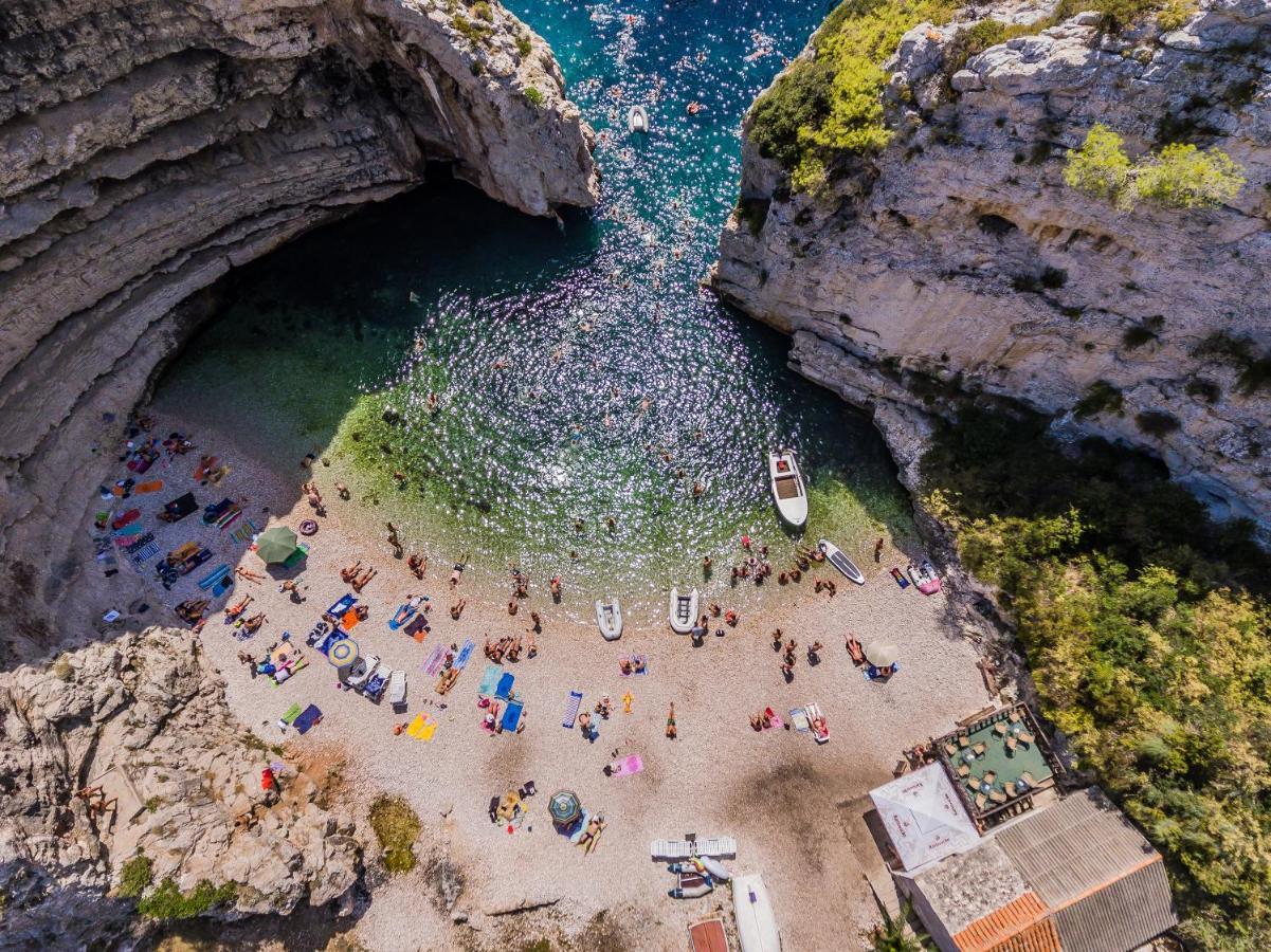 Villa Luana Vis Bagian luar foto